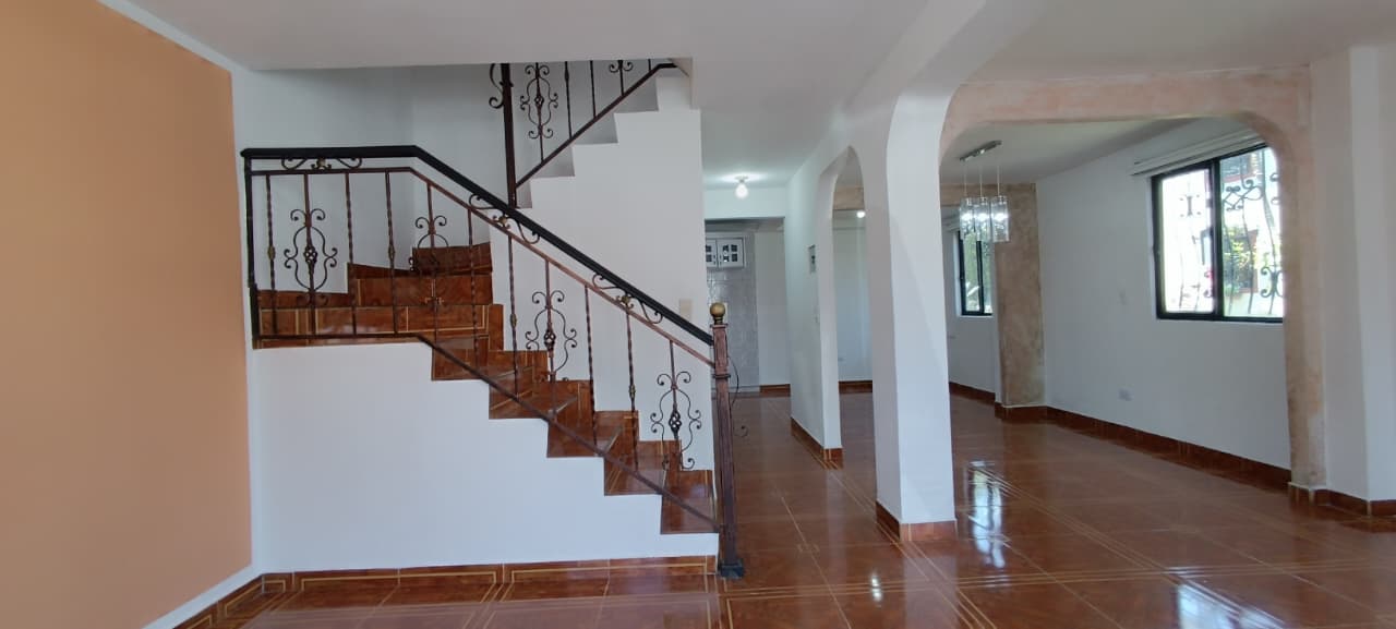 Se Renta Hermosa Casa De 3 Niveles Esquinera