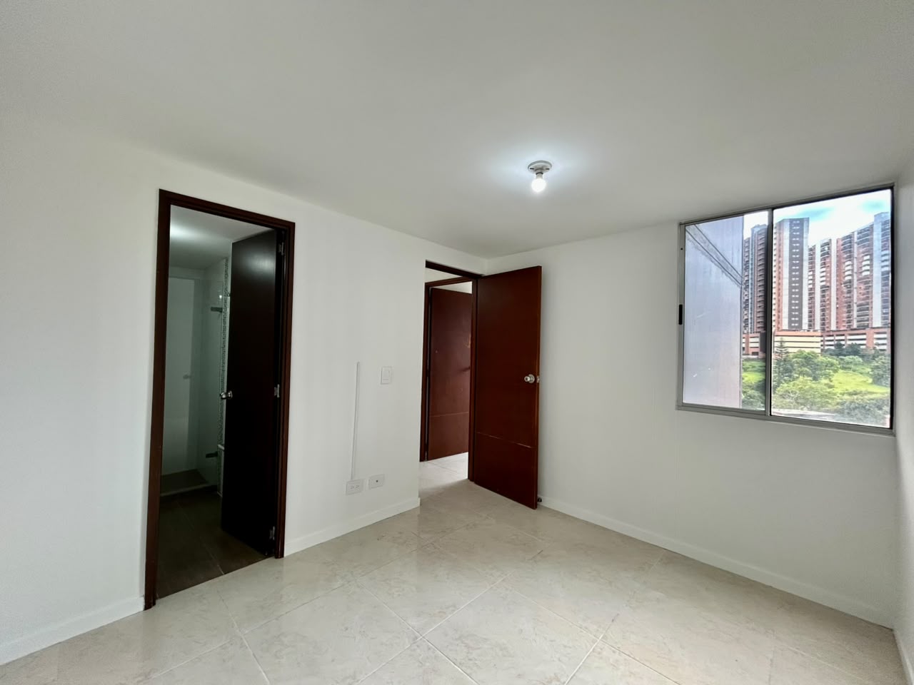 Apartamento en excelente estado, parqueadero, cuarto útil y muy buenas zonas comunes