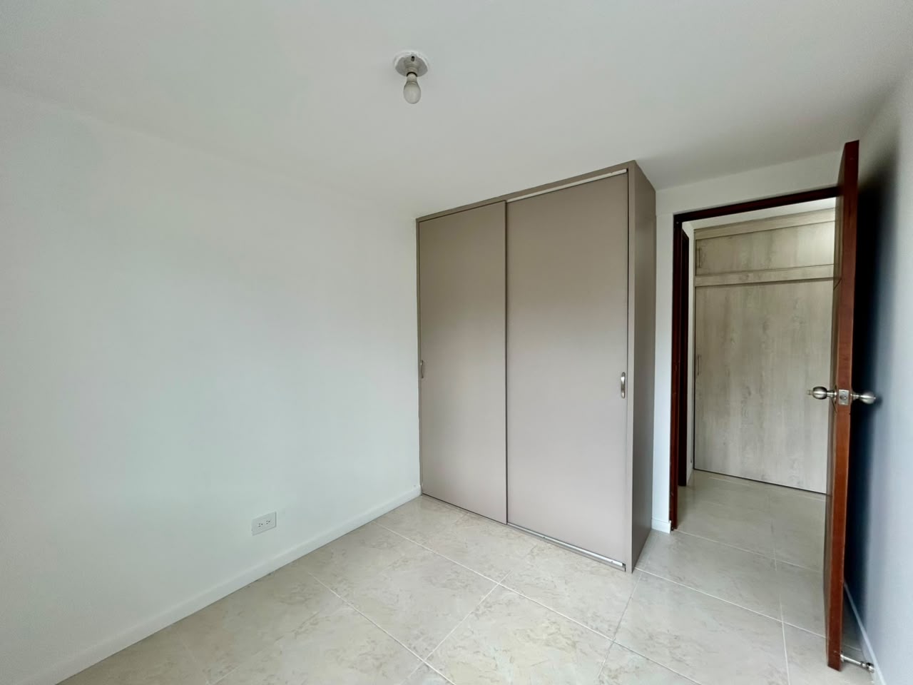 Apartamento en excelente estado, parqueadero, cuarto útil y muy buenas zonas comunes