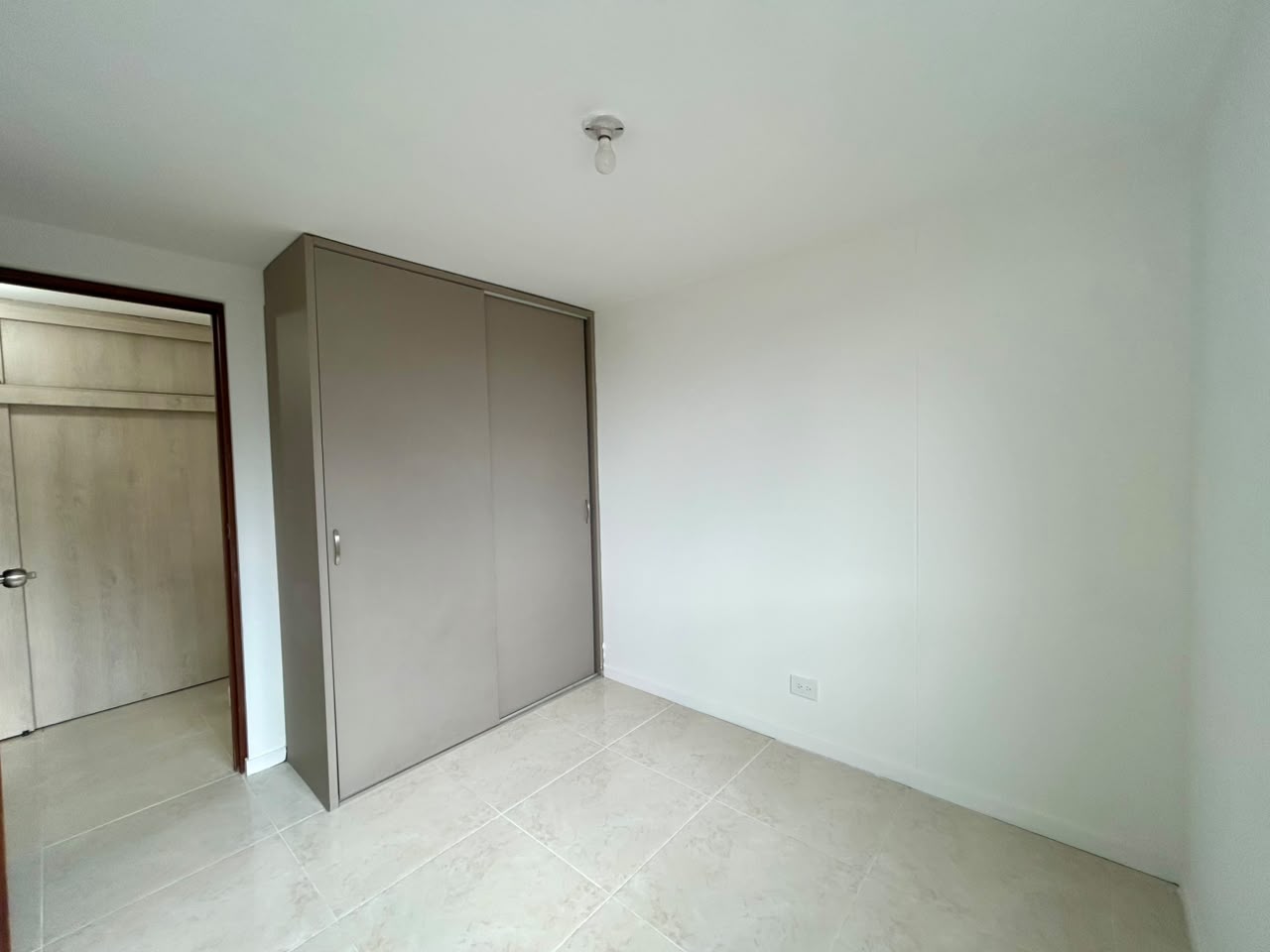 Apartamento en excelente estado, parqueadero, cuarto útil y muy buenas zonas comunes