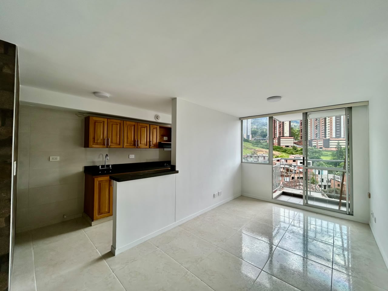 Apartamento en excelente estado, parqueadero, cuarto útil y muy buenas zonas comunes