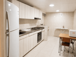 PERCALES-APARTAHOTEL-APARTAMENTO-308-COCINA-EQUIPADA