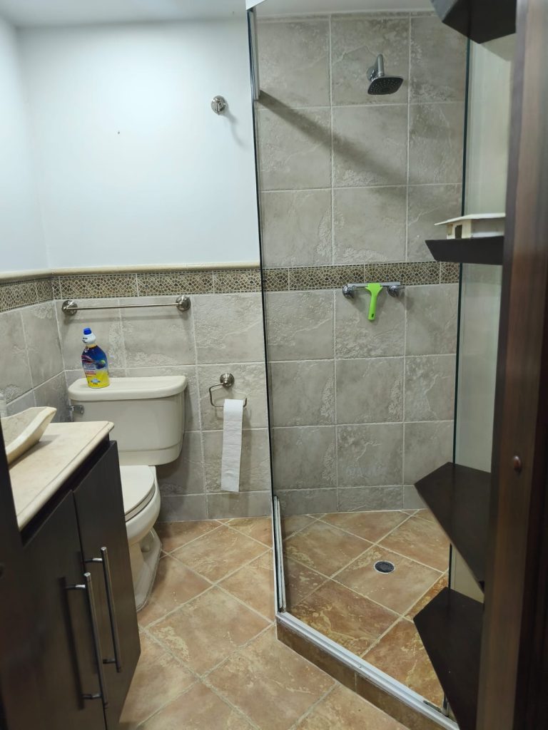 Apartamento 100 mts, 3 habitaciones, 1 parqueadero privado cubierto