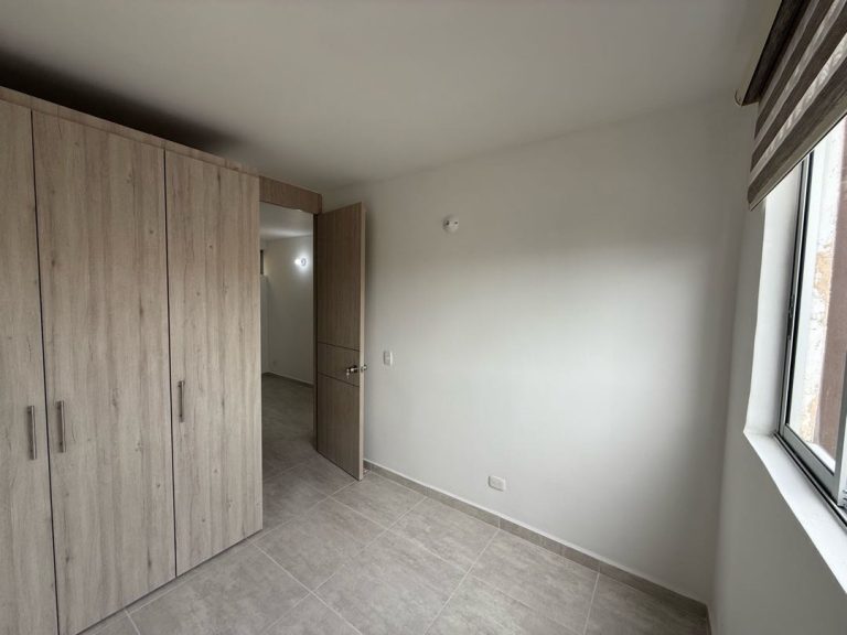 SE ARRIENDA APARTAMENTO DE 3 HABITACIONES – AV 19 NORTE