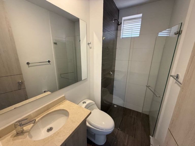 SE ARRIENDA APARTAMENTO DE 3 HABITACIONES – AV 19 NORTE