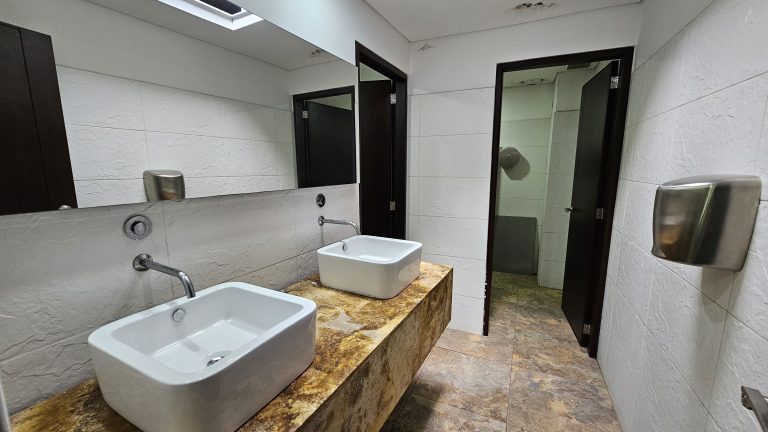 ARRIENDO EDIFICIO DE OFICINAS EN ZONA URBANA DE CHIA (IC)