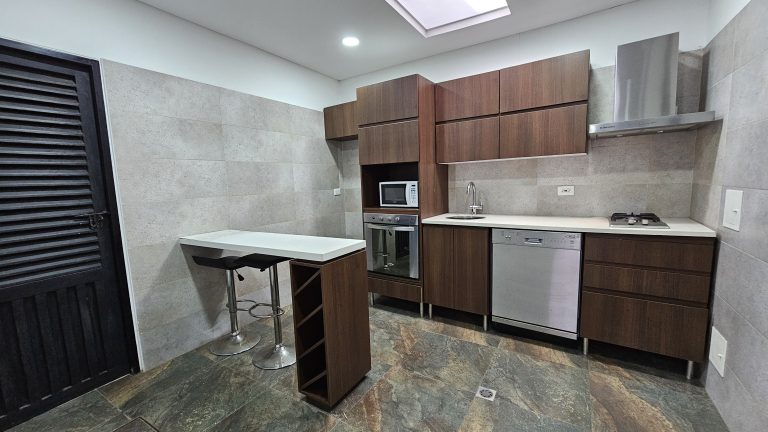 ARRIENDO EDIFICIO DE OFICINAS EN ZONA URBANA DE CHIA (IC)