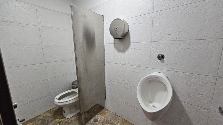 ARRIENDO EDIFICIO DE OFICINAS EN ZONA URBANA DE CHIA (IC)