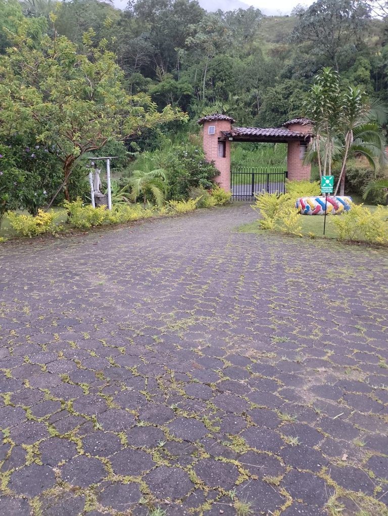 Finca con estilo rústico sobre la Autopista Medellín – Bogotá
