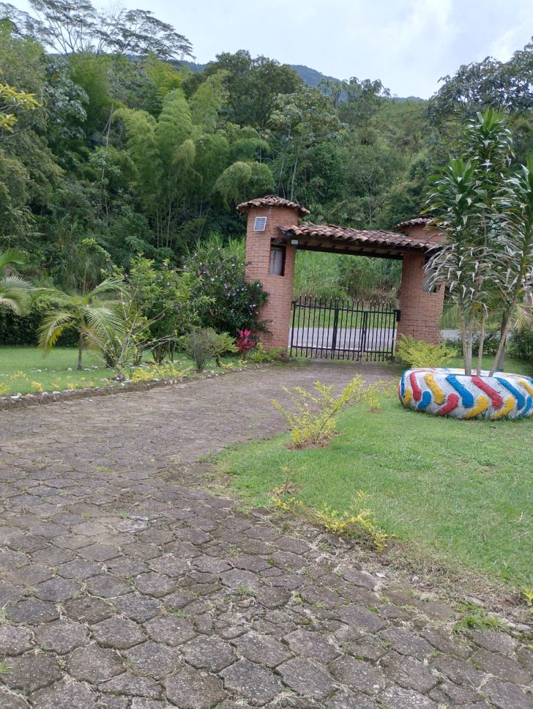 Finca con estilo rústico sobre la Autopista Medellín – Bogotá