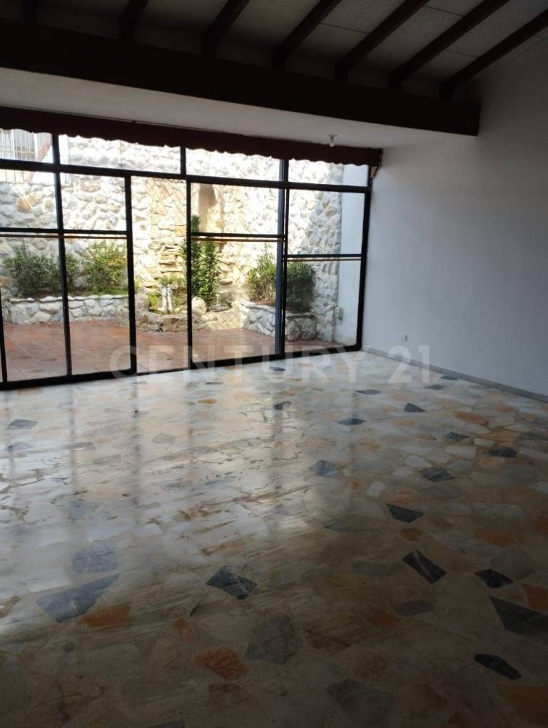 Se alquila oficina en centro comercial Unicentro