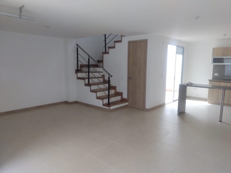 CASA UNIFAMILIAR PARA ARRIENDO BARRIO MADEIRA