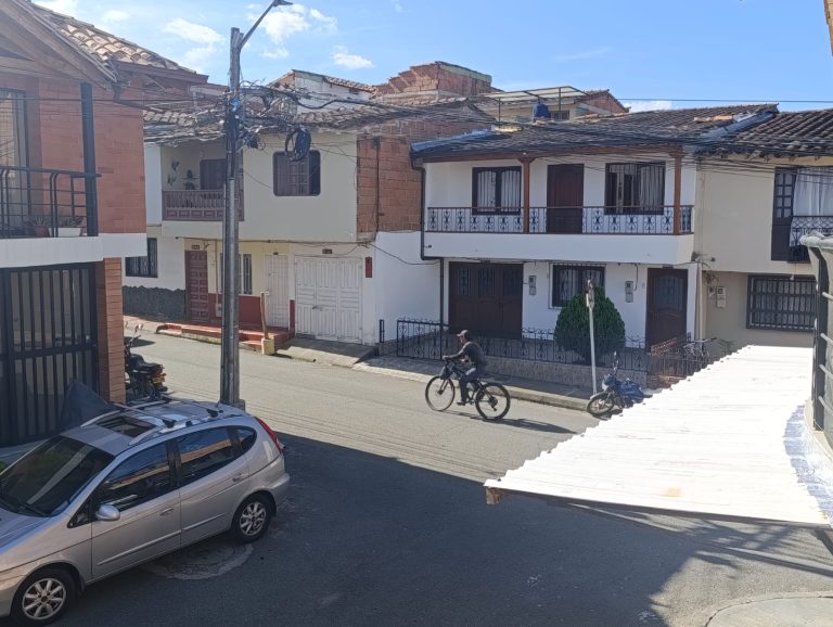CASA DE TRES NIVELES EN ARRIENDO EN LA CEJA, SECTOR LOS COLORES.