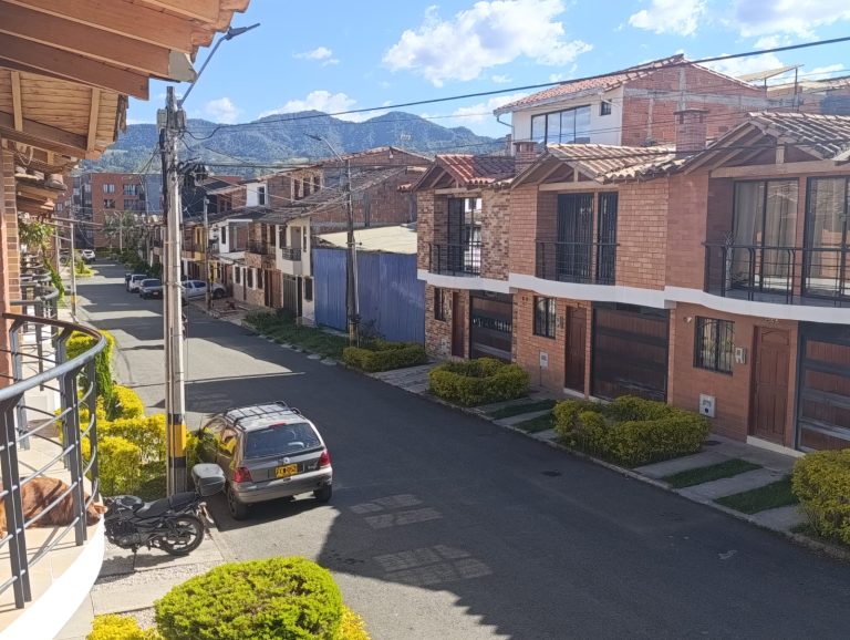 CASA DE TRES NIVELES EN ARRIENDO EN LA CEJA, SECTOR LOS COLORES.
