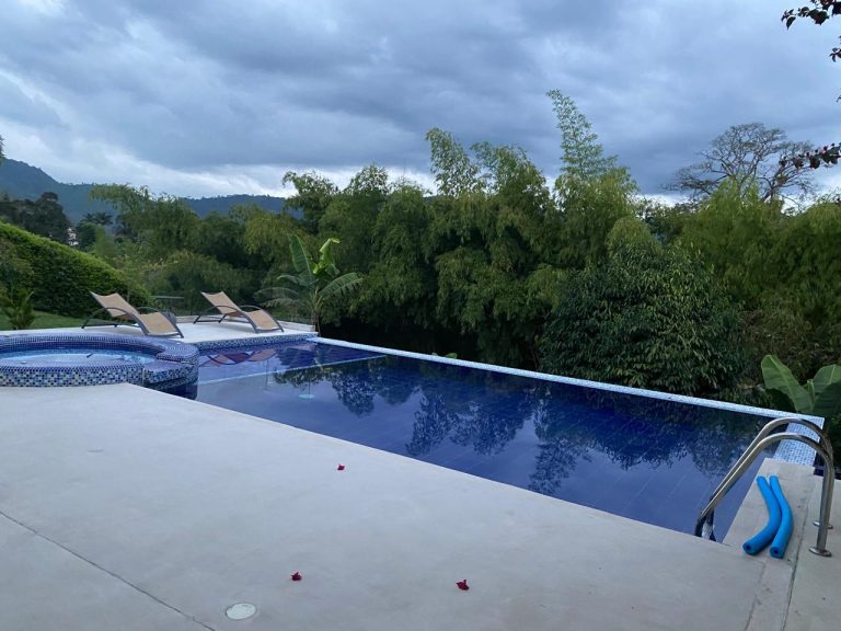 ARRIENDO LINDA CASA CON PISCINA Y JACUZZI EN COMBIA