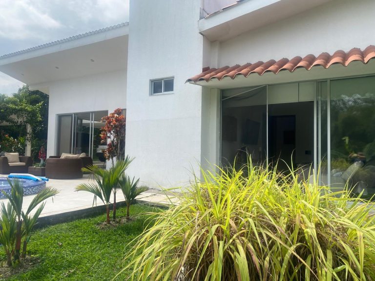 ARRIENDO LINDA CASA CON PISCINA Y JACUZZI EN COMBIA