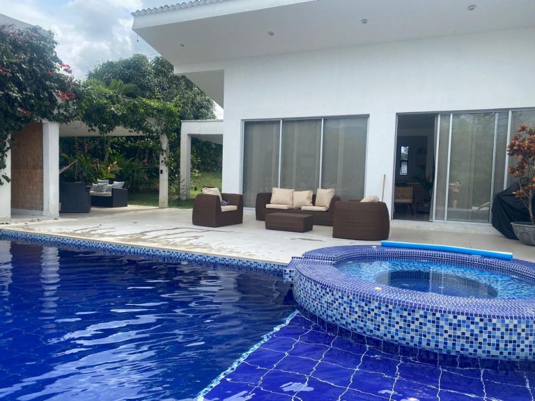 ARRIENDO LINDA CASA CON PISCINA Y JACUZZI EN COMBIA
