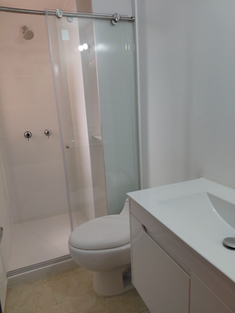 ARRIENDO APTO VERSATIL VIVIENDA / OFICINA ANTIGUO COUNTRY -1-