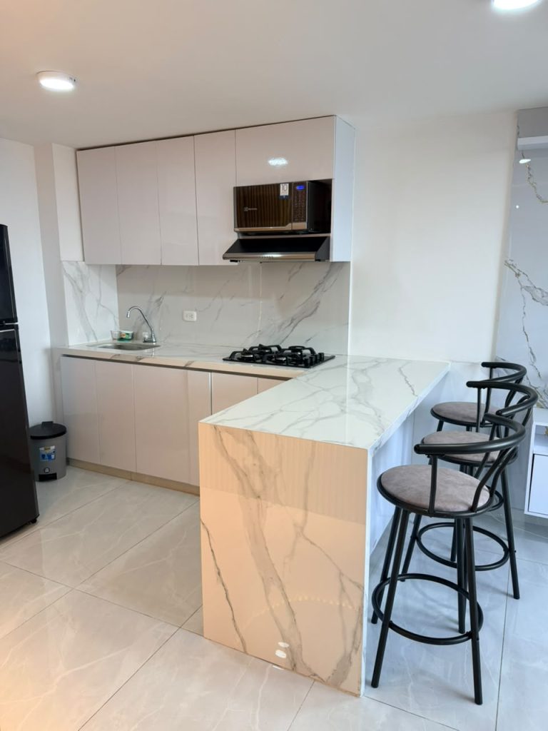 Arriendo hermoso apto amoblado cerca al malecon