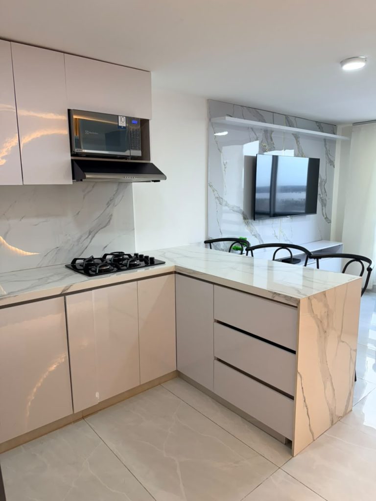 Arriendo hermoso apto amoblado cerca al malecon