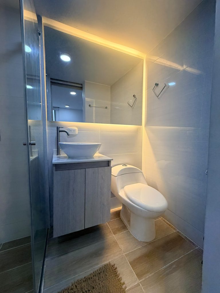 Arriendo hermoso apto amoblado cerca al malecon