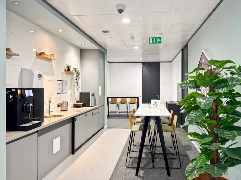 Alquiler de oficinas bellamente diseñadas para 3 personas en Bogota, 122 Logic