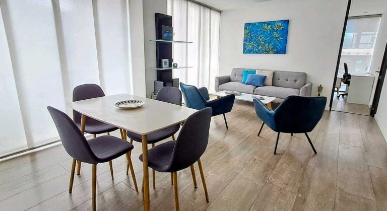 ARRIENDO APTO AMOBLADO Y.DOTADO.1 HAB 2 BAÑOS. 1 PARK. ( VM)