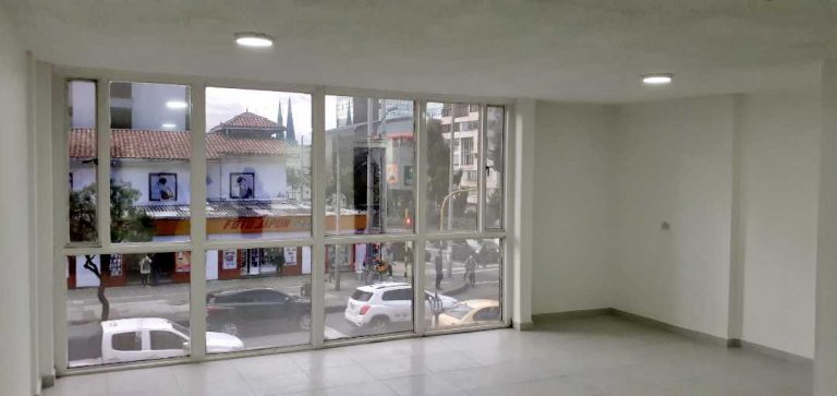 ARRIENDO/VENDO OFICINA EN LA PORCIUNCULA, Parqueadero privado (VM)
