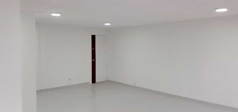 ARRIENDO/VENDO OFICINA EN LA PORCIUNCULA, Parqueadero privado (VM)