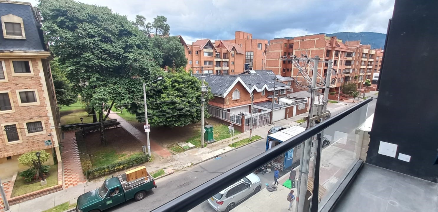 Alquiler de oficina abierta bellamente diseñada para 10 personas en Bogota, Colina Campestre