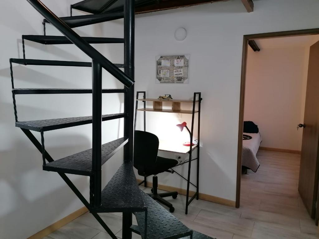 APARTAMENTO DÚPLEX AMOBLADO EN ARRIENDO-CERCA DE LA 70