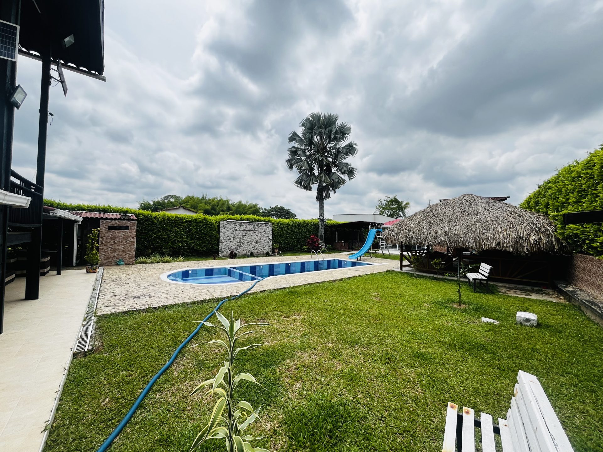 SE ARRIENDA CASA CAMPESTRE AMOBLADA – SECTOR TEBAIDA