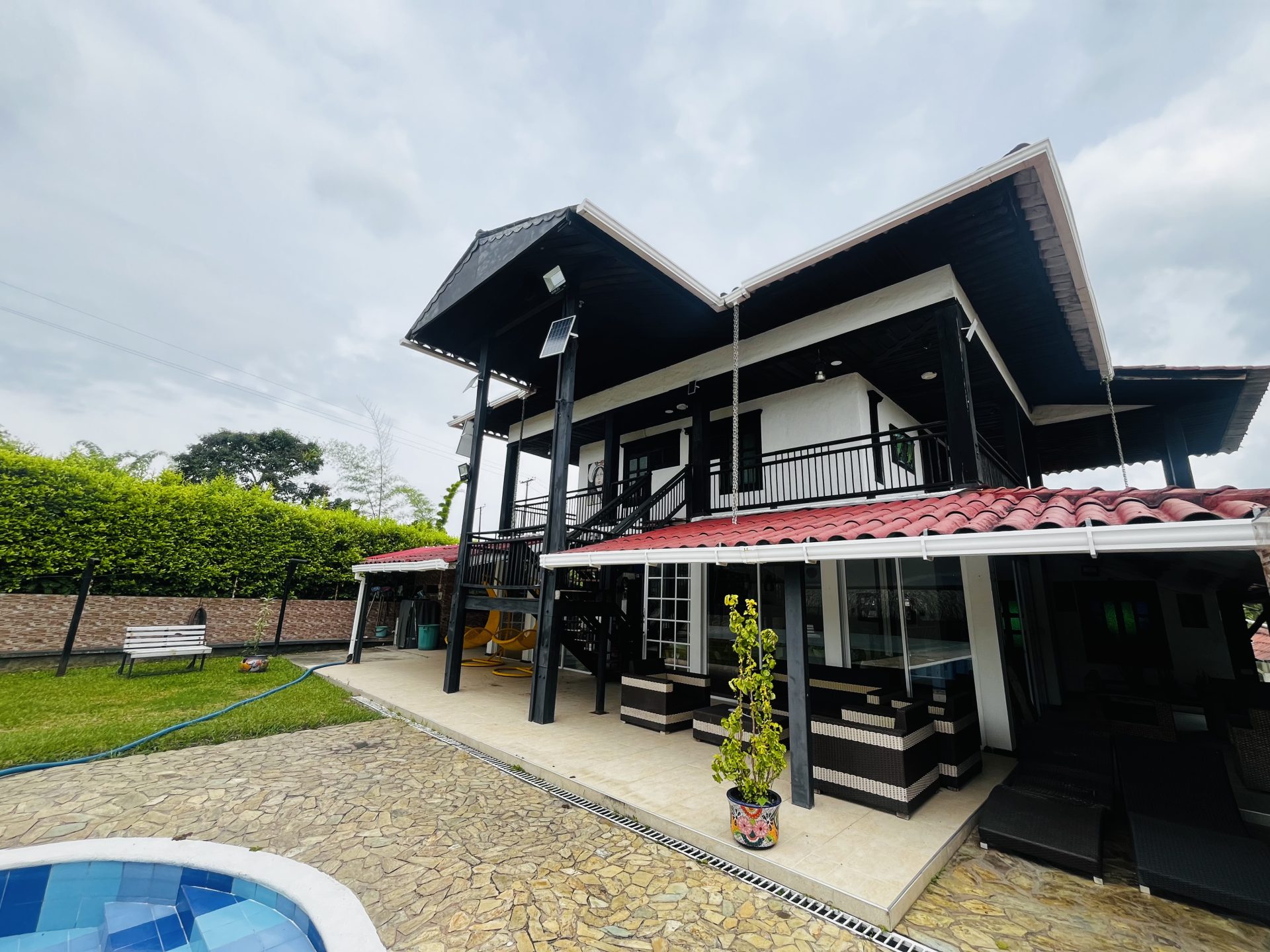 SE ARRIENDA CASA CAMPESTRE AMOBLADA – SECTOR TEBAIDA