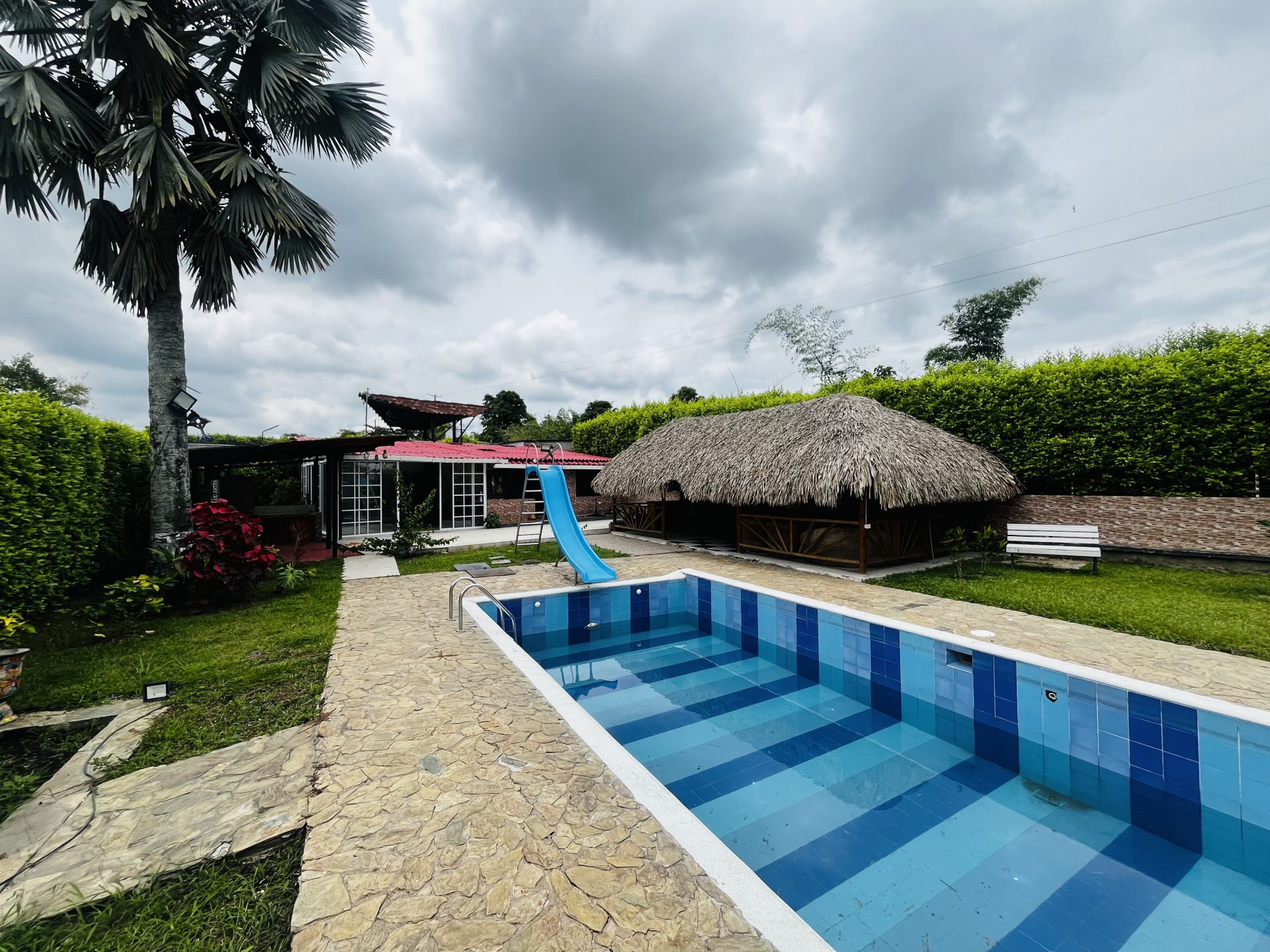 SE ARRIENDA CASA CAMPESTRE AMOBLADA – SECTOR TEBAIDA