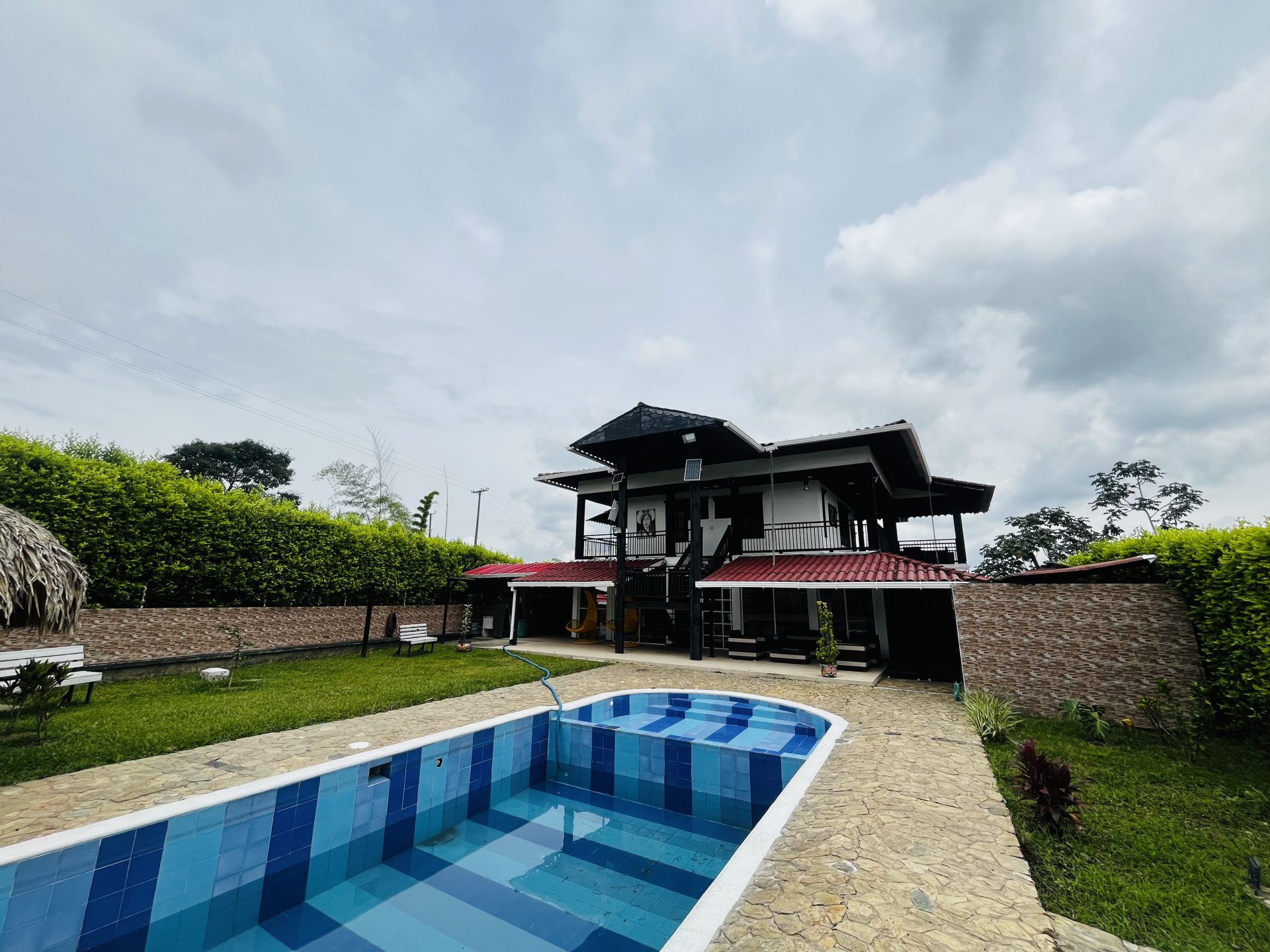 SE ARRIENDA CASA CAMPESTRE AMOBLADA – SECTOR TEBAIDA