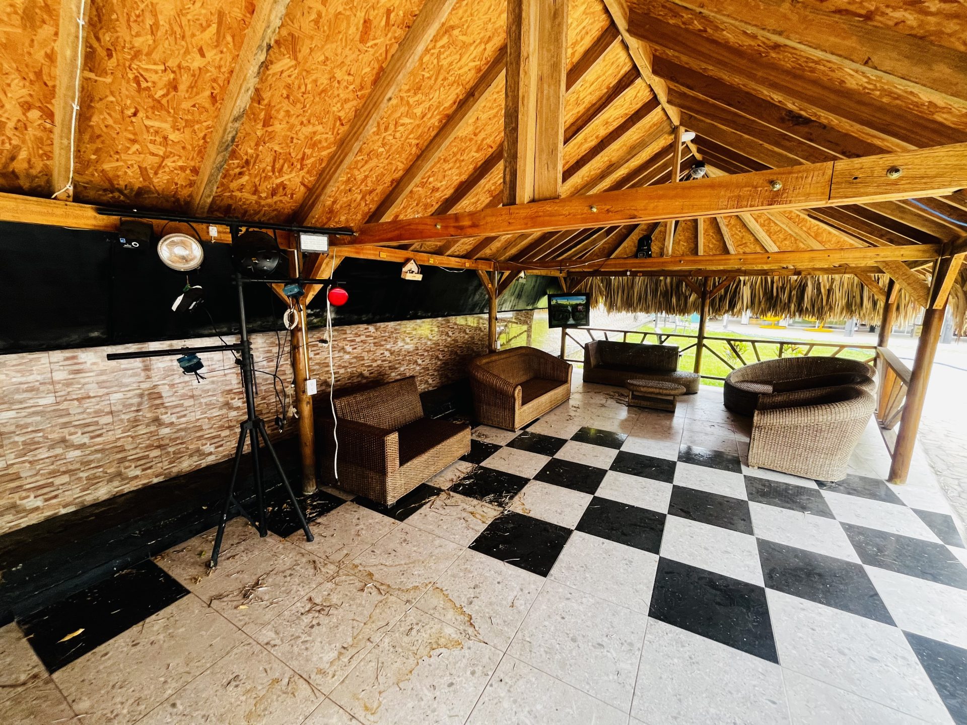 SE ARRIENDA CASA CAMPESTRE AMOBLADA – SECTOR TEBAIDA