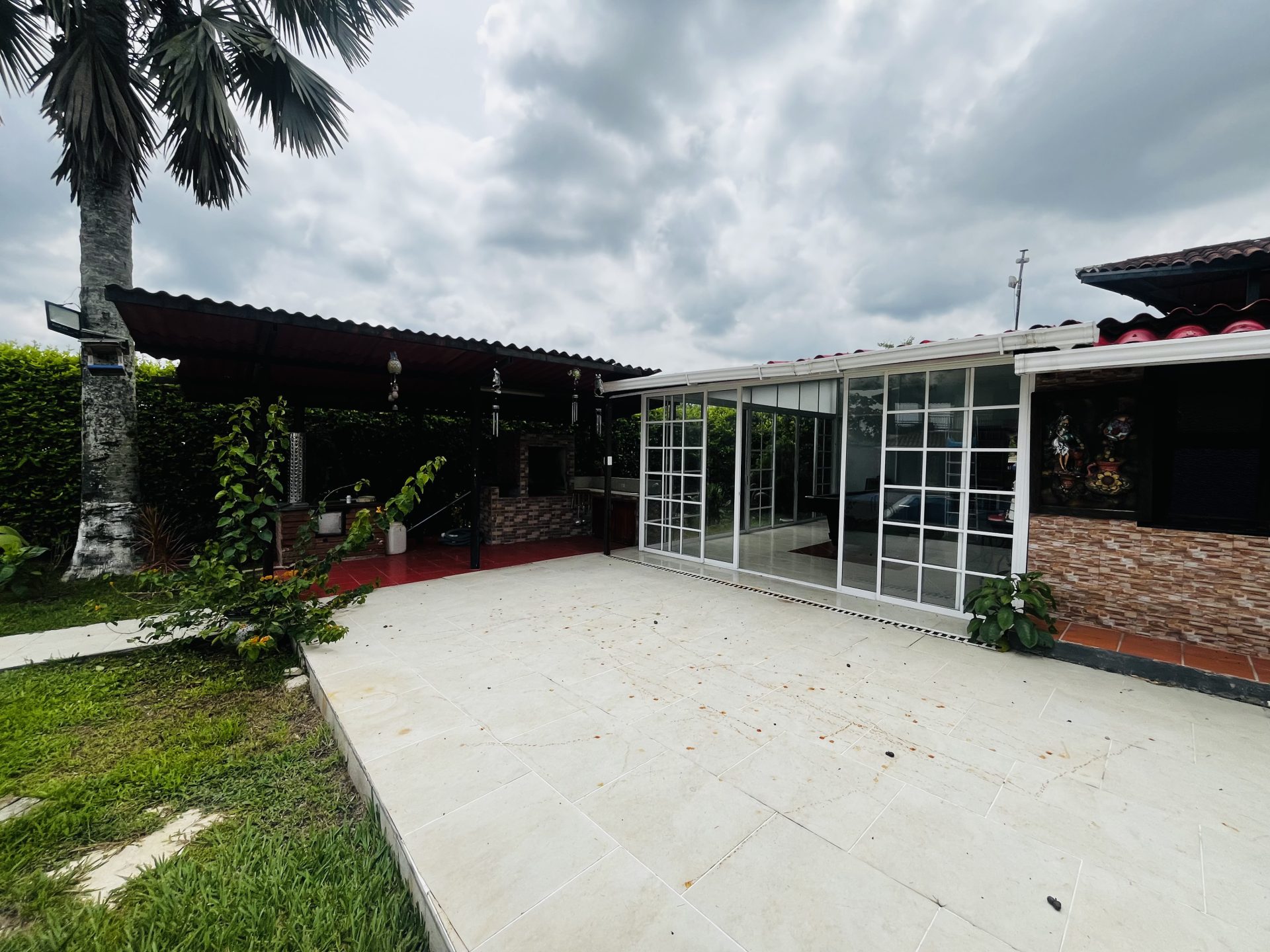 SE ARRIENDA CASA CAMPESTRE AMOBLADA – SECTOR TEBAIDA