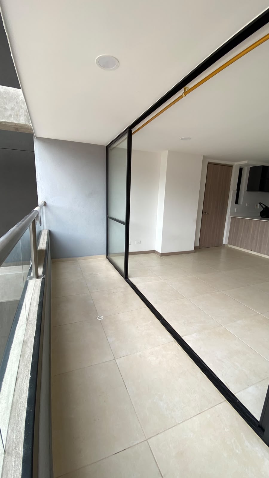 APARTAMENTO EN ARRIENDO, CERCA A CC SAN NICOLAS, UNIDAD VIVARI