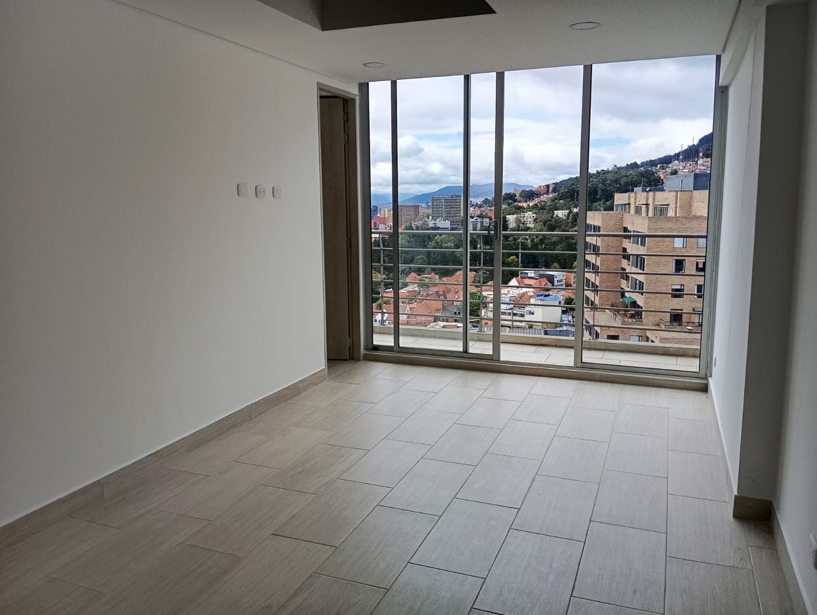 Vendo / Arriendo Oficina de 30m² en Chico Norte 98 con 15