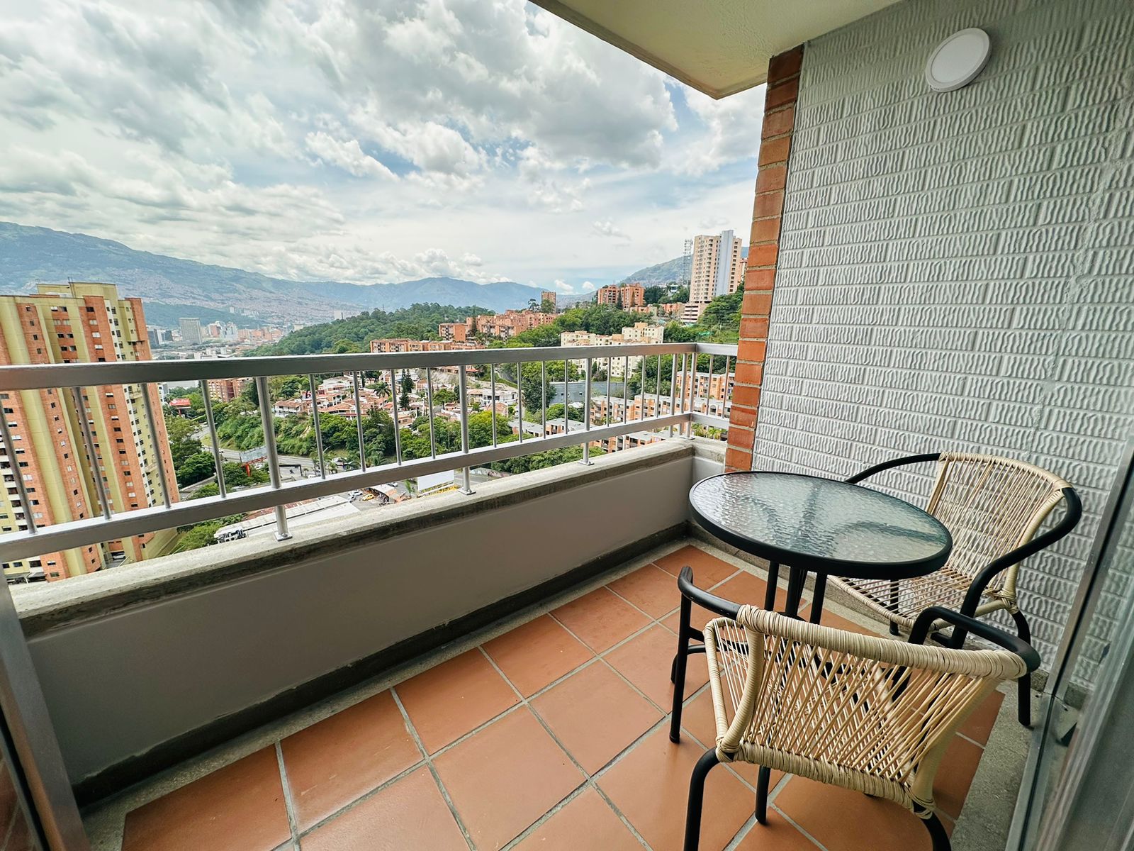 Amplio Apartamento Amoblado En El Poblado- San Julian