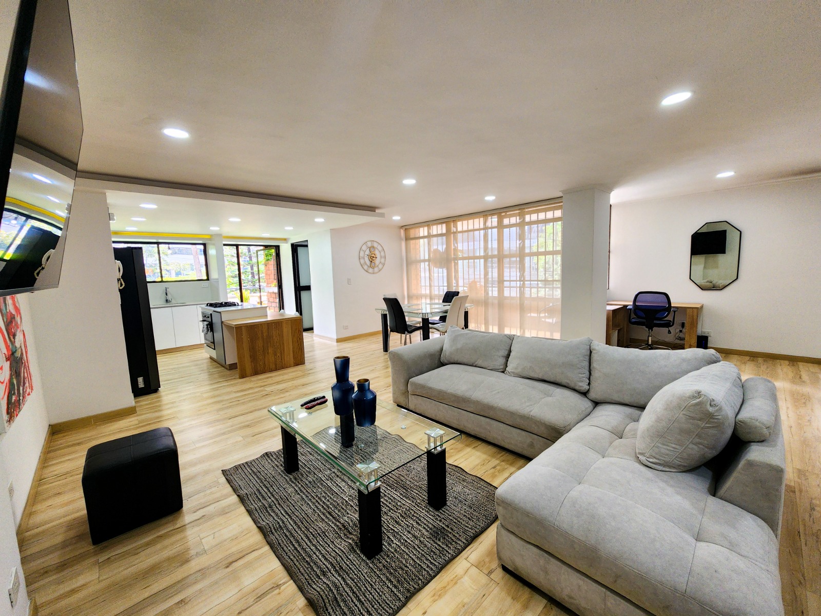 Apartamento Amoblado con Terraza Privada, Medellin- Poblado