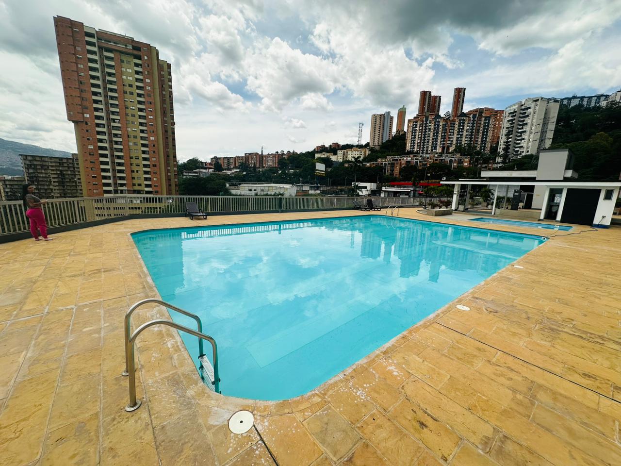 Amplio Apartamento Amoblado En El Poblado- San Julian