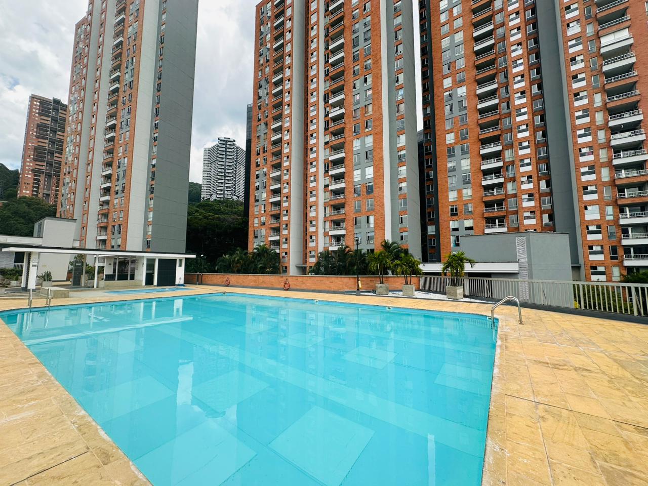 Amplio Apartamento Amoblado En El Poblado- San Julian