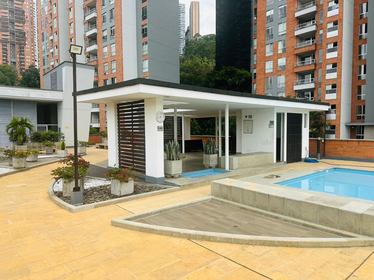 Amplio Apartamento Amoblado En El Poblado- San Julian