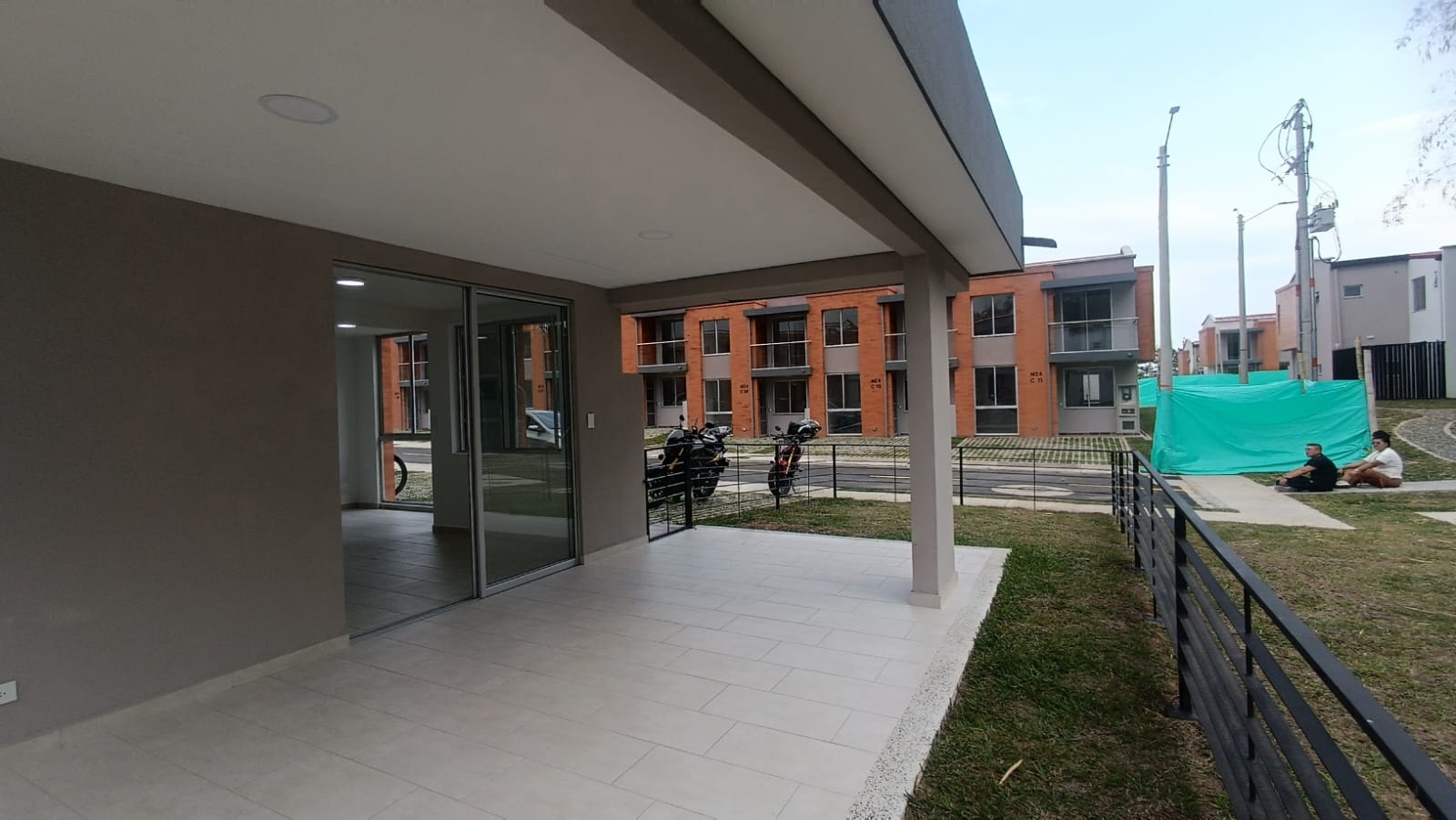 SE RENTA HERMOSA CASA NUEVA EN GALICIA DE 2 NIVELES