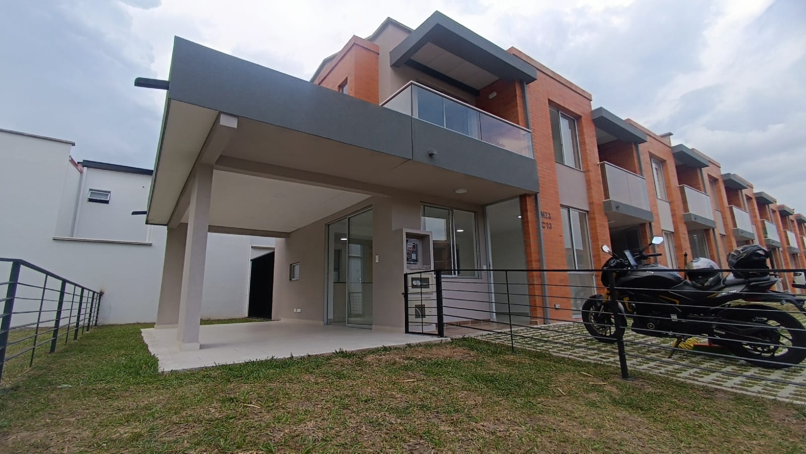 SE RENTA HERMOSA CASA NUEVA EN GALICIA DE 2 NIVELES