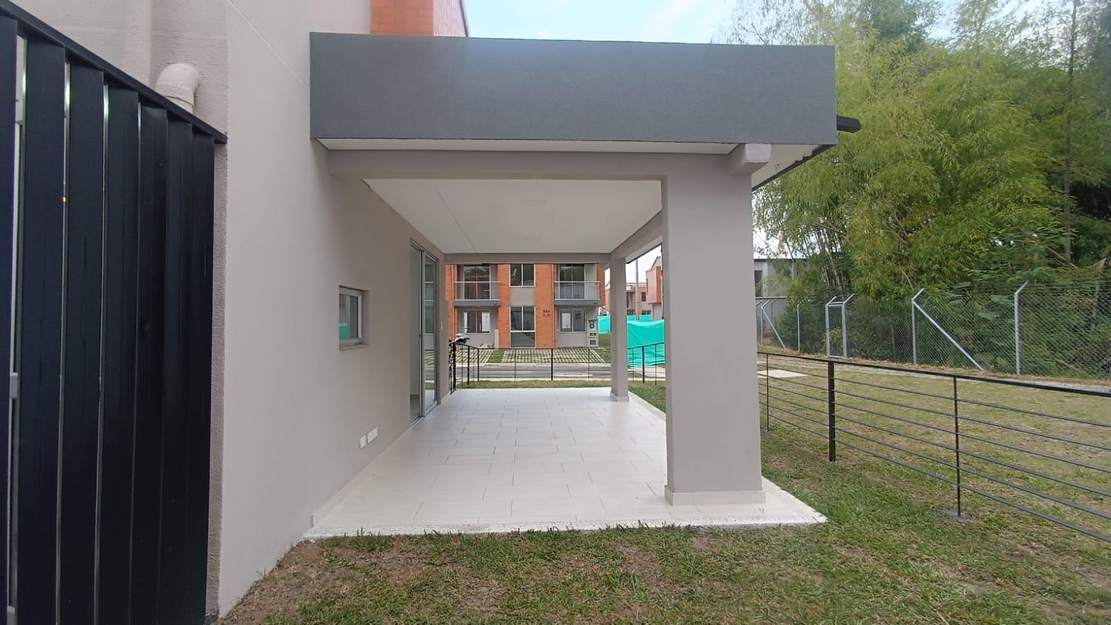 SE RENTA HERMOSA CASA NUEVA EN GALICIA DE 2 NIVELES