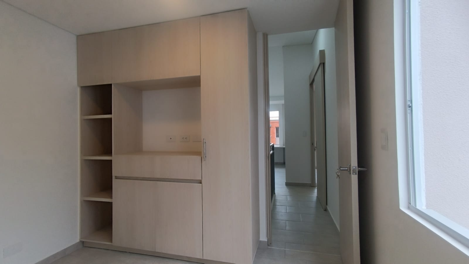 SE RENTA HERMOSA CASA NUEVA EN GALICIA DE 2 NIVELES