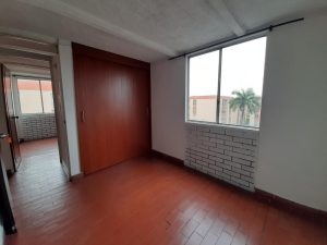 Apartamento en muy buenas condiciones, sobre vía principal, al frente de la 14 de Calima