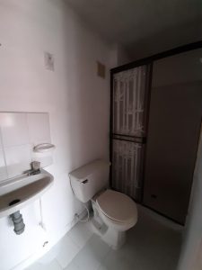 Apartamento en muy buen estado, sobre vía principal al frente de la 14 de Calima. Buena convivencia